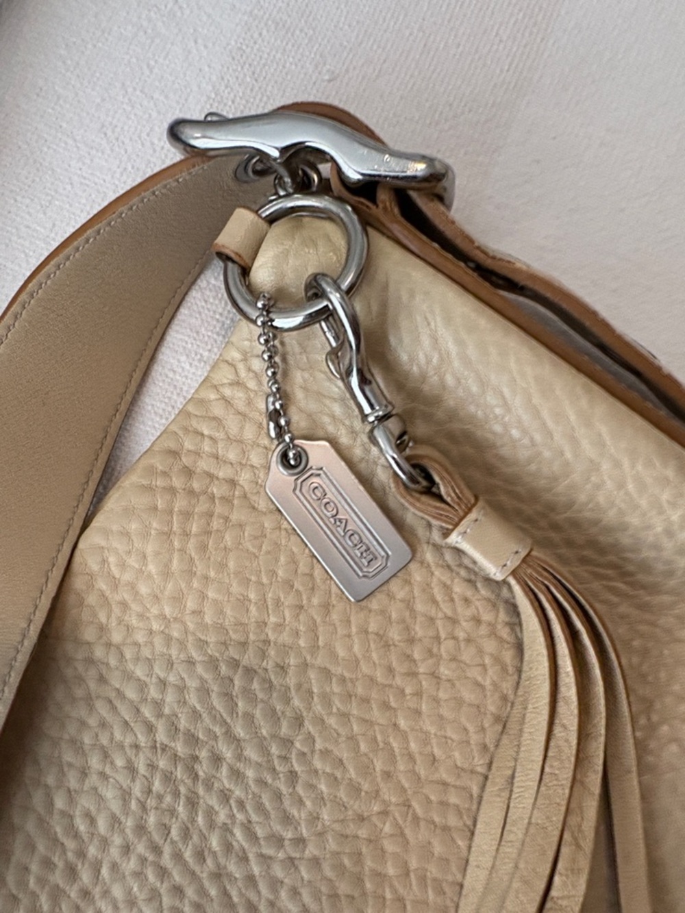 Coach Cream Pebbled Leather Shoulder Bag. - Picture 4 of 8